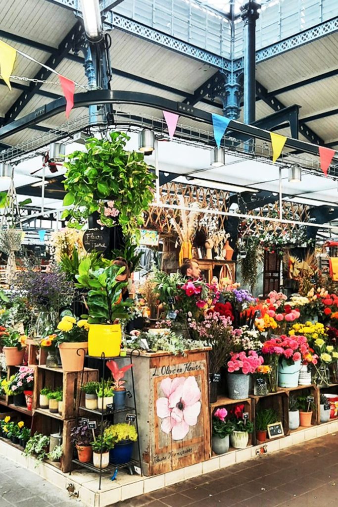 Le stand Sens Fleuriste Caviste sous la halle du marché couvert de la rue de l’Olive