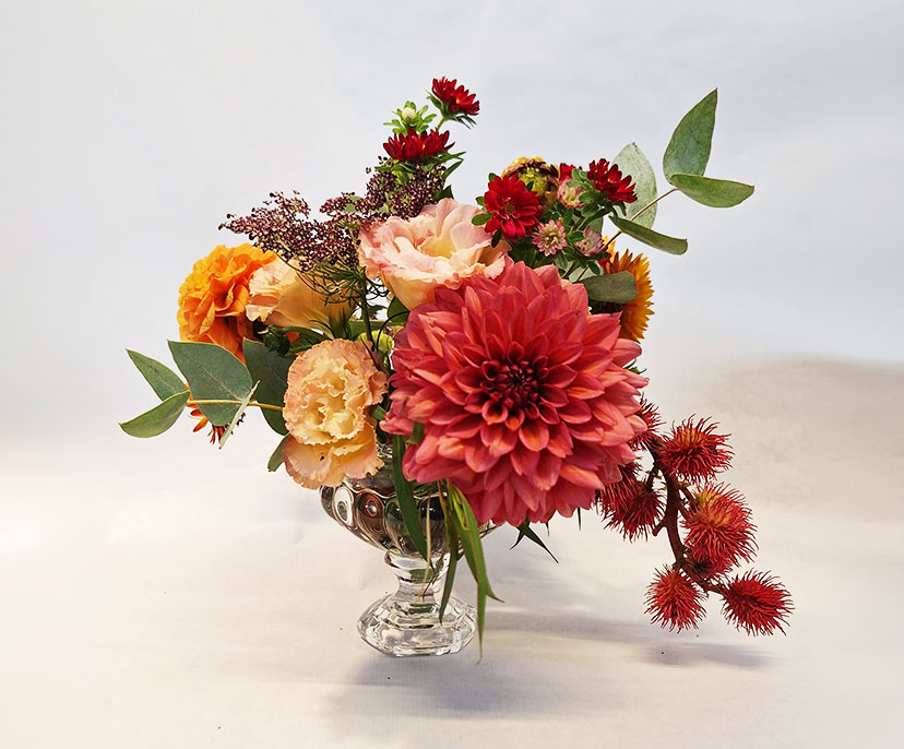 Composition de table de mariage aux dahlias rouges et orangés par Sens Fleuriste Caviste
