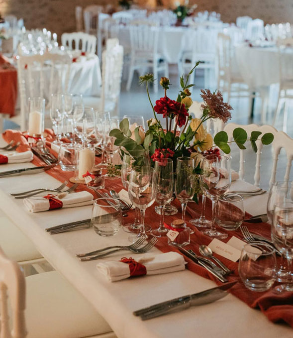 table-de-mariage-avec-bouquet-de-fleurs