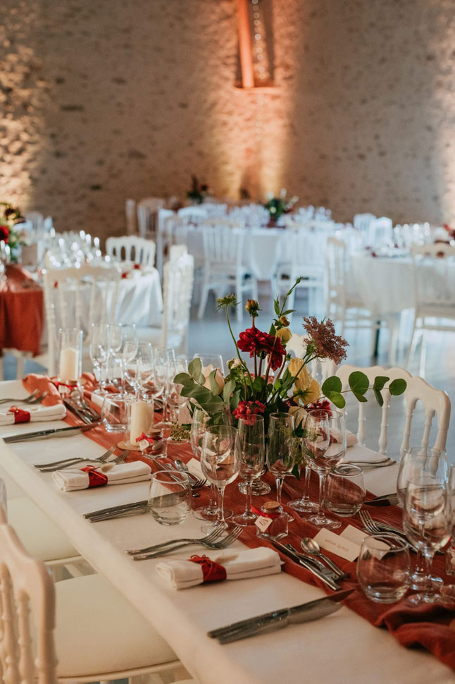 table-de-mariage-avec-bouquet-de-fleurs